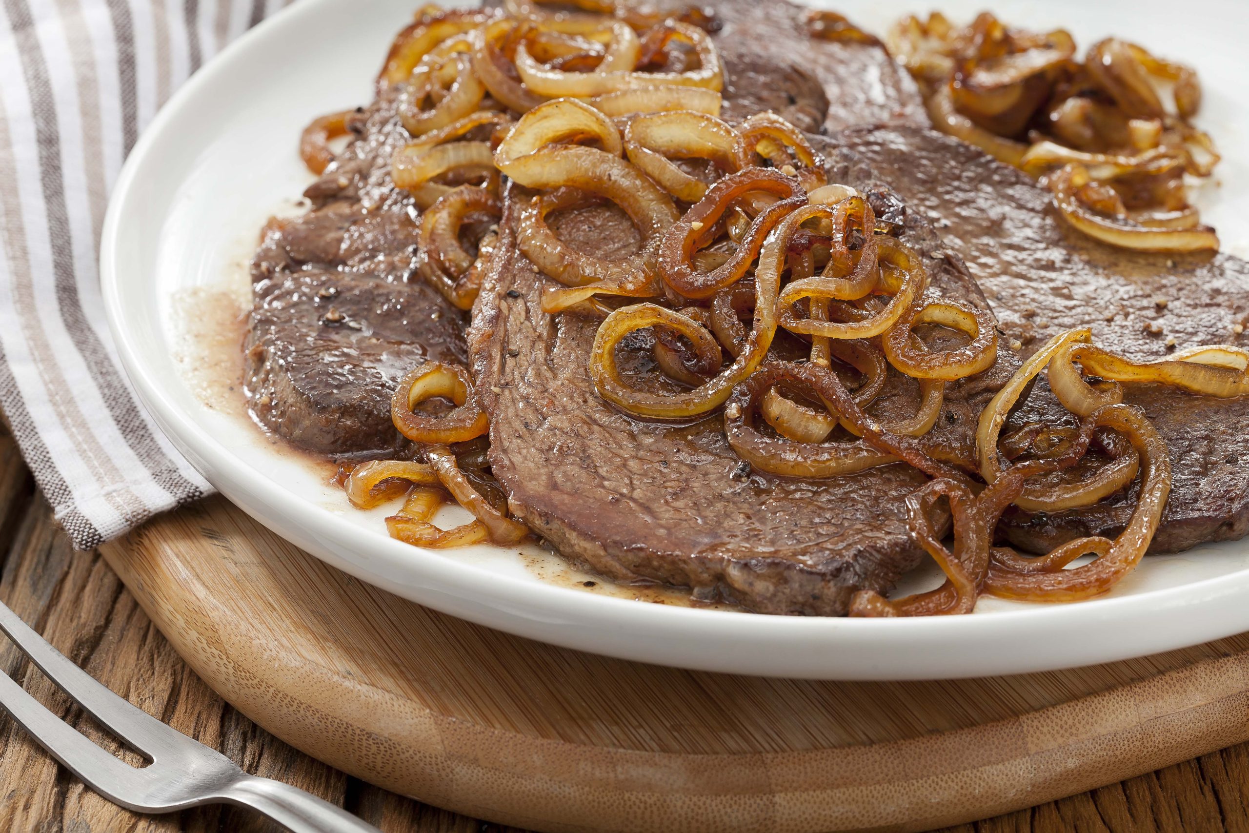 Bife Acebolado: Um Almoço Clássico, Saboroso e Fácil de Fazer